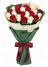 Букет Микс из красных и белых роз в Верхнеднепровском