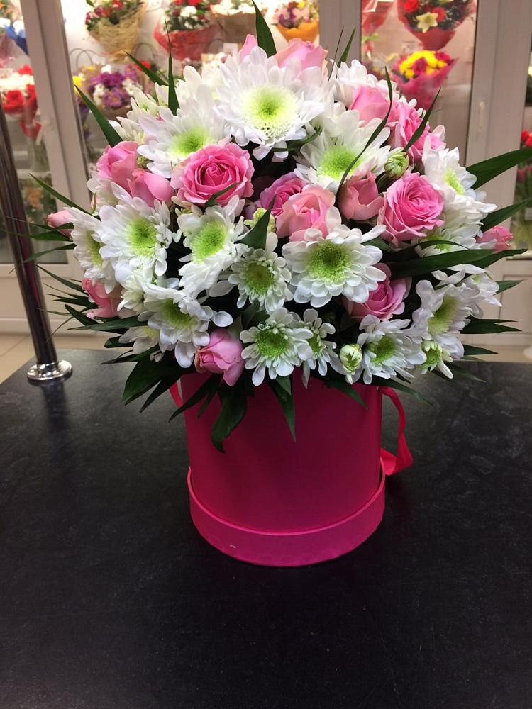 Цветочная композиция из Розы и Хризантемы в шляпной коробке в Верхнеднепровском