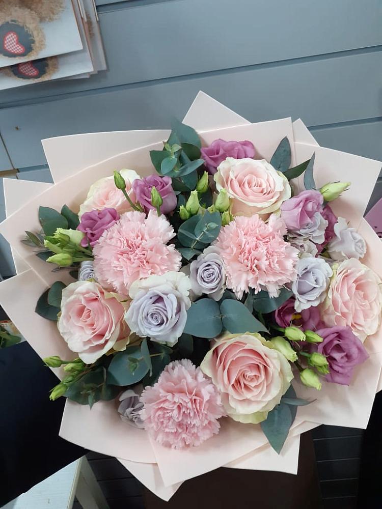 Букет цветов из: Розы, Гвоздики и Лизиантусы в Верхнеднепровском