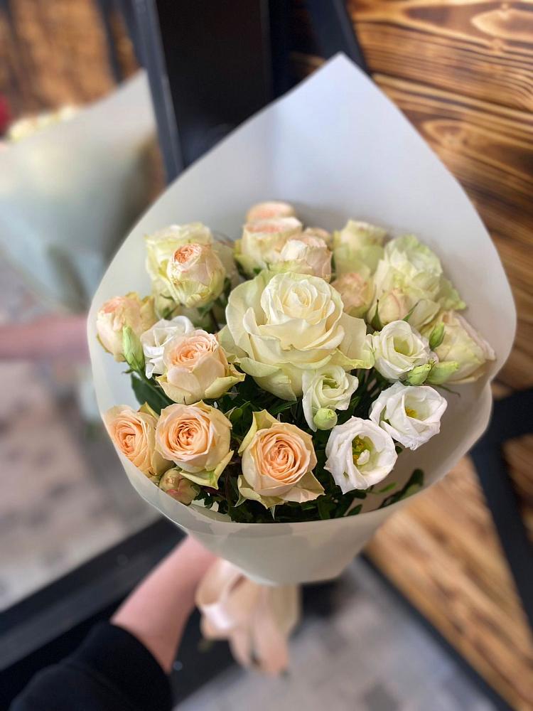 Букет цветов из: Розы и Лизиантусы в Верхнеднепровском